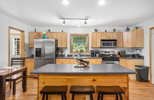 Cherokee House | 10 minutes to Casino with hot tub!