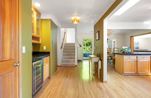 West Haven-Sylvan House | 10 minutes to downtown, Nike+Intel