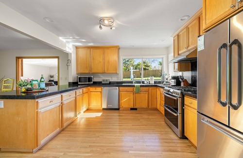 West Haven-Sylvan House | 10 minutes to downtown, Nike+Intel