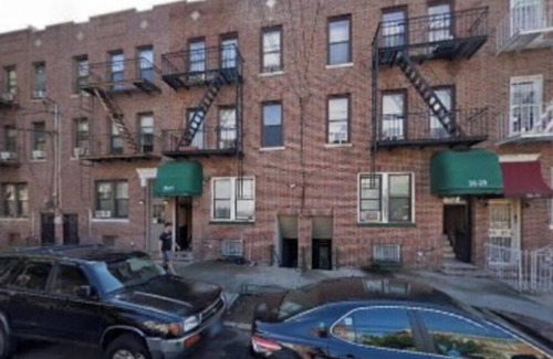 Queens Apartment | 10 minutes to Manhattan! Cozy 2 bedroom in LIC/Astoria, in the center of it all.