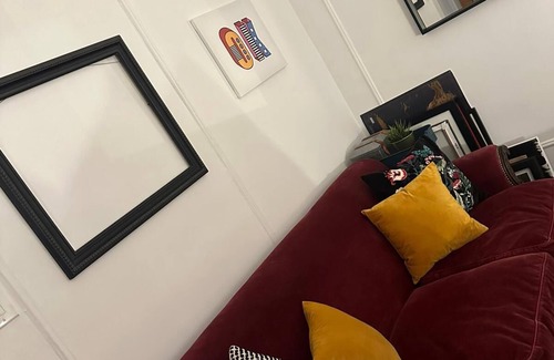 Queens Apartment | 10 minutes to Manhattan! Cozy 2 bedroom in LIC/Astoria, in the center of it all.