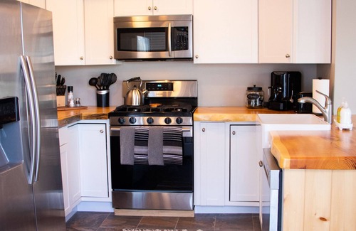 Bethel House | 10 Minutes to Sunday River and Walking Distance to Bars & Restaurants