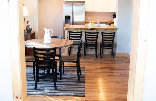 Bethel House | 10 Minutes to Sunday River and Walking Distance to Bars & Restaurants