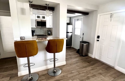 Downtown Condo | 10 minutes to the beach, newly remodeled luxe modern condo unit