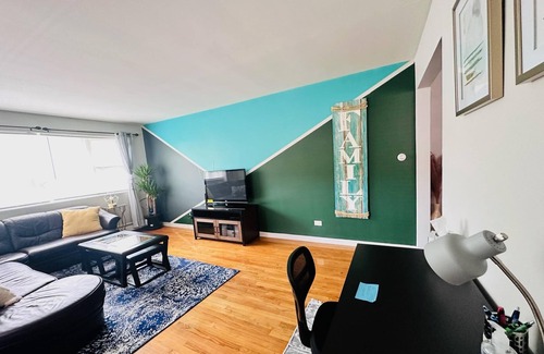 Rogers Park Apartment | 10 minutes to the lake! Family-sized Apt with free parking.