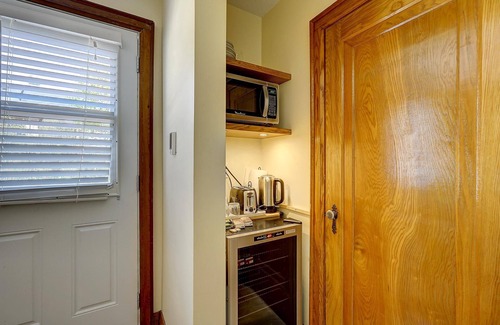 Barrie Apartment | 10% Off Flash Sale! Luxury Garden Suite: Soaker Tub, Backyard & Off St Parking!