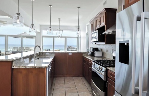 Surf City House | 10% off last-minute stays! Inquire today to save on your oceanfront escape!