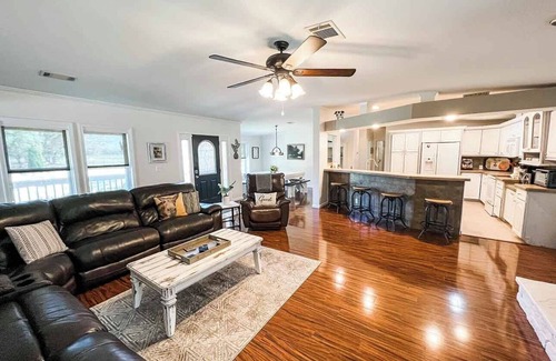 Pasco County House | 100-Acre Private Getaway - Pool, Pickleball & Basketball Court!
