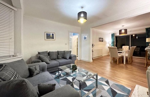 London Borough of Hounslow House | 100 m² House ∙ 3 bedrooms ∙ 6 guests