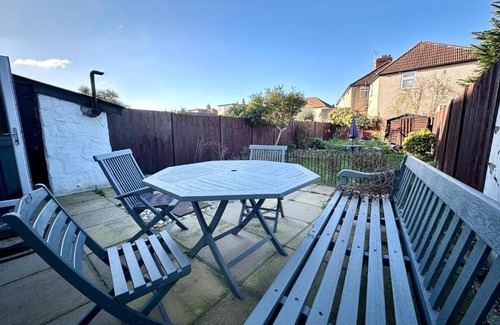 London Borough of Hounslow House | 100 m² House ∙ 3 bedrooms ∙ 6 guests