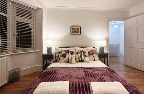 London Borough of Hounslow House | 100 m² House ∙ 3 bedrooms ∙ 6 guests
