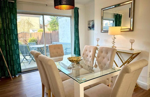 London Borough of Hounslow House | 100 m² House ∙ 3 bedrooms ∙ 6 guests