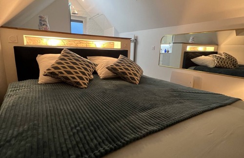 Saint-Jean-sur-Mayenne Bed & Breakfast | 100 m2 loft with private Jacuzzi