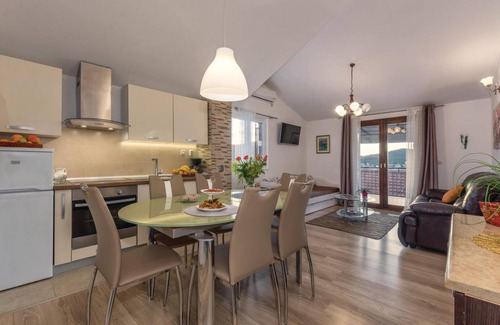 Vinisce House | 100 m² Maisonette ∙ 4 bedrooms ∙ 10 guests