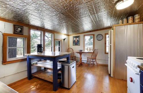 Hackensack Cabin | 100+ Remodeled Log Cabin-lake access-private dock