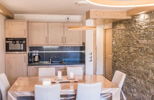 Champagny-en-Vanoise Apartment | 100m from resort center, 4th floor, balcony, parking, tv, ski locker, 57m², Champagny-en-Vanoise