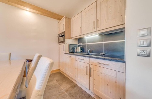 Champagny-en-Vanoise Apartment | 100m from resort center, 4th floor, balcony, parking, tv, ski locker, 57m², Champagny-en-Vanoise