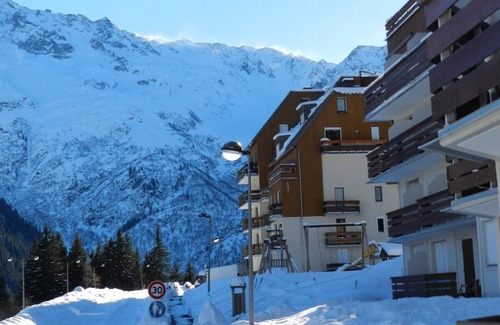 Le Pleynet Apartment | 100m from resort center, view valley/ski slopes, balcony, parking, ski locker, 18m², Les 7 Laux