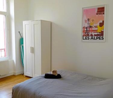 Quartier Chorier-Berriat Apartment | 101 - Appart rénové avec 1 chambre spacieuse - Tram et Clinique Mutualiste à 1 min