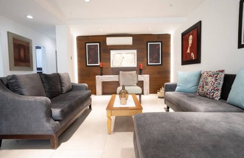 Urdesa Apartment | 101 - Lux Praga Apts 7 pax Consulado USA Parking