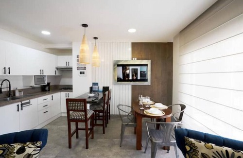 Urdesa Apartment | 102 - Prague Apts 6 pax Consulate USA Parking 2B