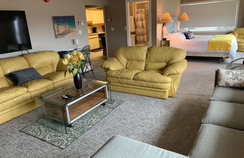 Port Elgin Hotel | 103 -Presidential Suite-Lake View 1 King+SOFA