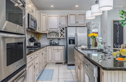 Cosby House | 10BR Estate/Dome Pool/Pickleball/Sauna/Theater/Arcade/Sleeps 33