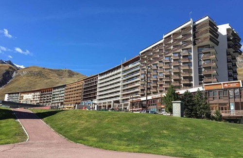 Tignes le Lac Apartment | 10m from resort center, 1st floor, view resort, tv, ski locker, 54m², Tignes