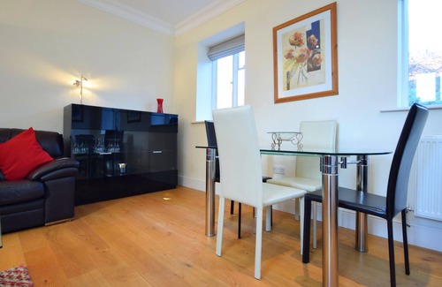 Midhurst Apartment | 11 Angel Yard - a flat that sleeps 4 guests in 2 bedrooms