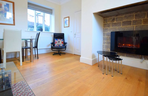 Midhurst Apartment | 11 Angel Yard - a flat that sleeps 4 guests in 2 bedrooms