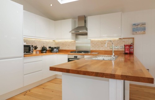 Lower Trengale Cottage | 11 FARAWAY FIELDS, pet friendly, luxury holiday cottage in Dobwalls