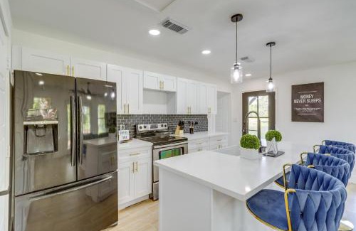 Hempstead House | 11 Mi to Golf Home with Fishing Pond in Hempstead