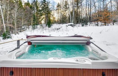 Roxbury House | 11 Mi to Sugarbush Eclectic Ski House with Hot Tub!