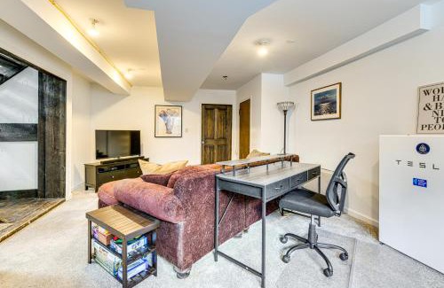 Roxbury House | 11 Mi to Sugarbush Eclectic Ski House with Hot Tub!