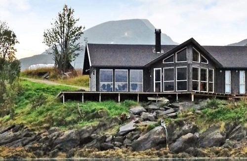 Flesnes House | 11 person holiday home in Gullesfjord