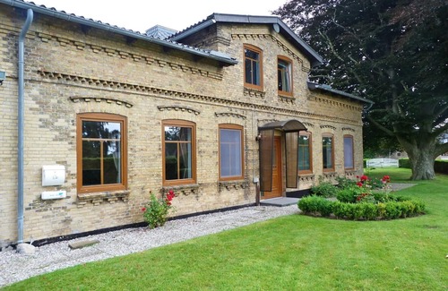 Kopperby Apartment | 110m² large, charming vacation apartment "Schleistern" with wood-burning stove and large, lovingly planted garden with old trees, only 400 m from the Schlei, is wonderfully suited for couples and families who want to get away from the hustle and bustle of