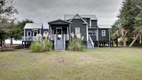 Sullivan's Island House | 1111 Middle Street by AvantStay Charming Historic Cottage Featured in Dear John Movie Beach Access