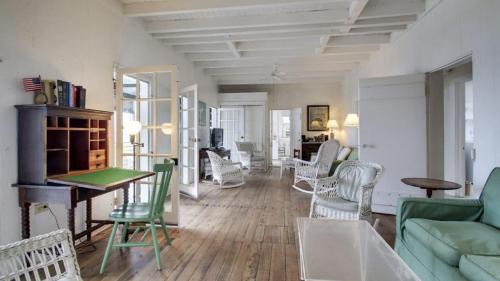 Sullivan's Island House | 1111 Middle Street by AvantStay Charming Historic Cottage Featured in Dear John Movie Beach Access