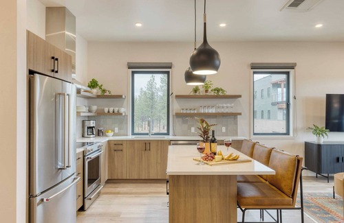 Bend Cottage | 1115 Aerie Buyout 2 Units, Near Downtown Hot Tub + Mountain View