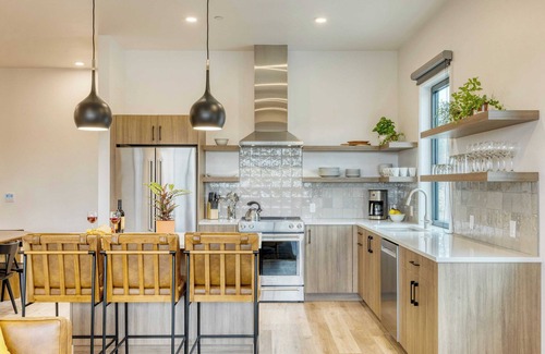Bend Cottage | 1115 Aerie Buyout 2 Units, Near Downtown Hot Tub + Mountain View