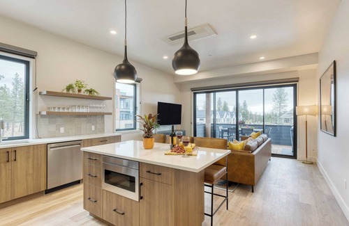 Bend Cottage | 1115 Aerie Buyout 2 Units, Near Downtown Hot Tub + Mountain View
