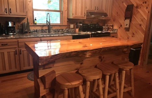 Oneida Cabin | 1159 Wilderness Trail Oneida Tn on 5 acres. Family Gatherings& Hikers Paradise