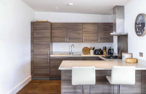 Malmesbury Villa | 118 Lower Mill Estate. Sleeps 12, Lake Views & Spa