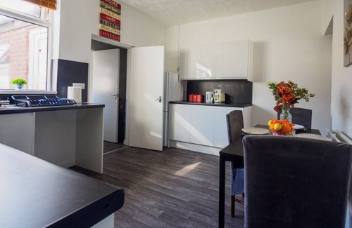 Stoke-on-Trent Apartment | 12 Cornwallis Lodge Family Room 2