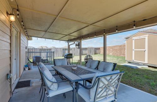 Santa Fe House | 12 Mi to Beach Texas Gulf Coast Home with Fire Pit