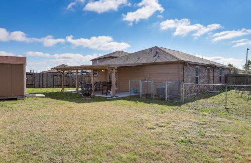 Santa Fe House | 12 Mi to Beach Texas Gulf Coast Home with Fire Pit