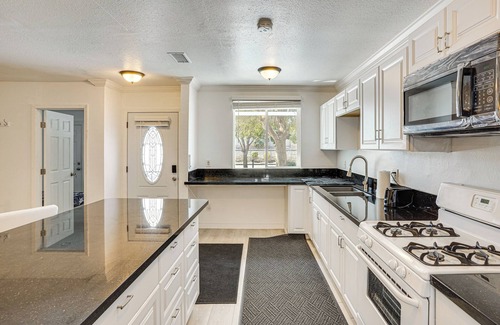 El Rancho House | 12 Mi to Downtown LA: Quiet Getaway w/Patio