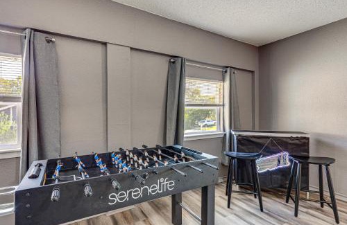 Converse House | 12 Mi to The Alamo Converse Home with Foosball