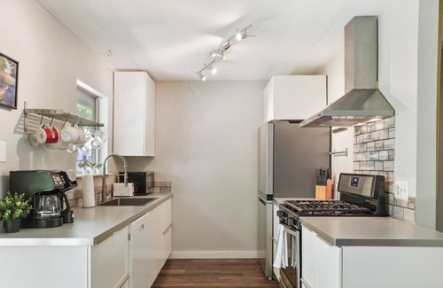 Franklin Park House | 12 Min to Airport + Spacious Backyard and Fire Pit