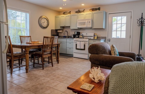 Vineyard Haven House | 12 mins from Beach - Immaculate Intimate Retreat!